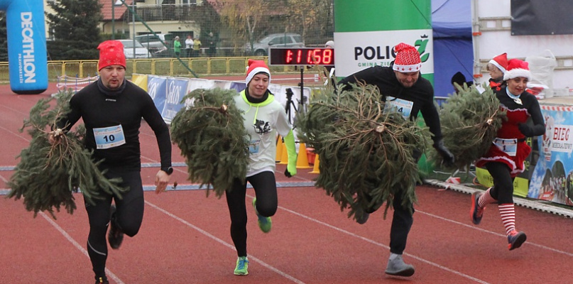 Świąteczna Sztafeta Marzeń czyli  bieg z choinkami  [foto]