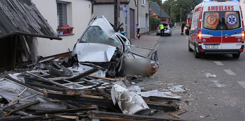 Uszkodzony słup, zniszczona weranda – wypadek w Trzebieży [foto]