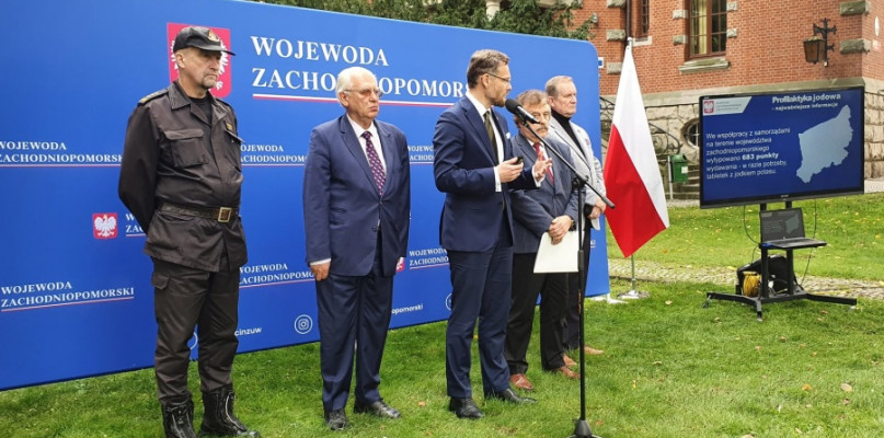 Na zdjęcIu: uczestnicy konferencji prasowej dotyczącej dystrybucji tabletek z jodkiem potasu w w województwie zachodniopomorskim. Fot. UW Szczecin