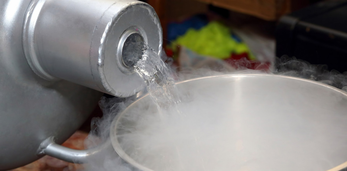 Jakie cechy charakterystyczne mają naczynia do ciekłego azotu?