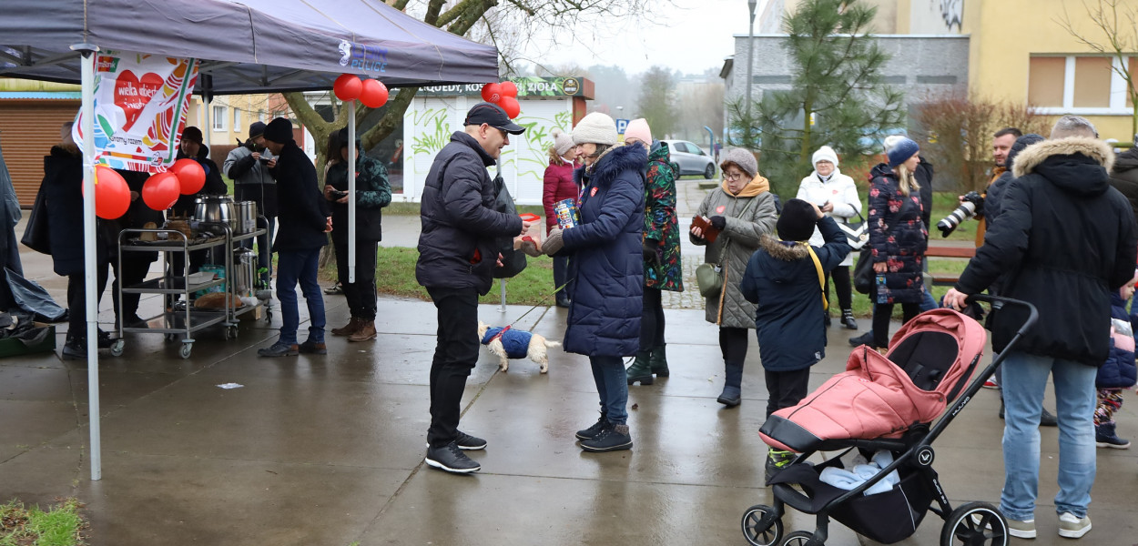 Brama Smaku na Deptaku przy fontannach w Policach