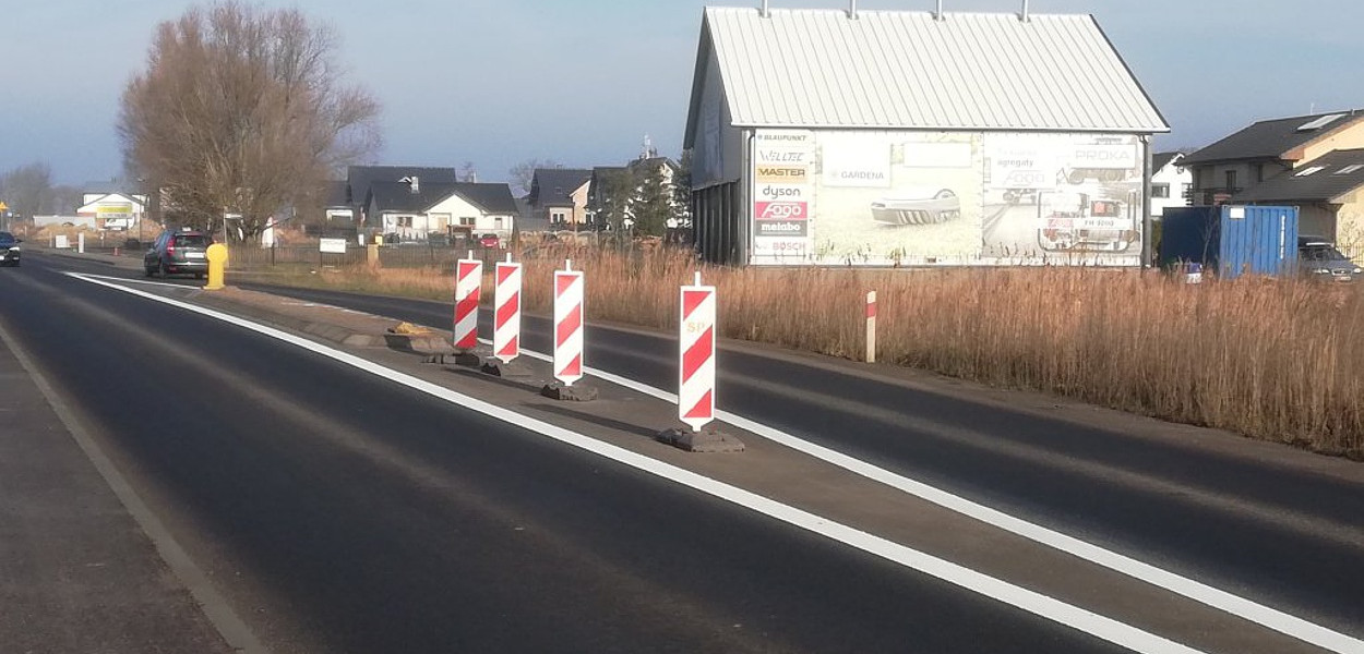 Wysepka na drodze w Przęsocinie oznakowana