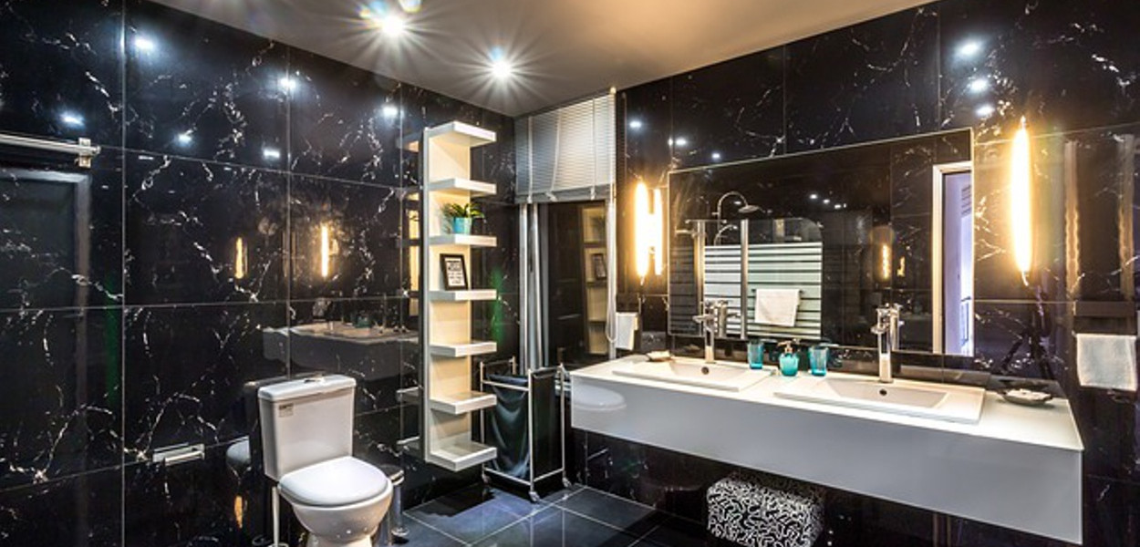 Mała łazienka w stylu glamour - Jak ją urządzić?