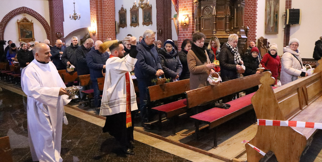 Święcenie pokarmów w kościele pw. Niepokalanego Poczęcia NMP w Starych Policach