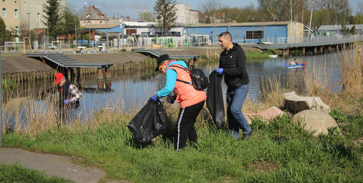Police. Sprzątali Łarpię z brzegu i wody