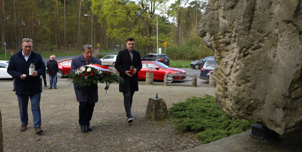 26 kwietnia. Kwiaty i znicze pod pomnikami w Mścięcinie i Trzeszczynie