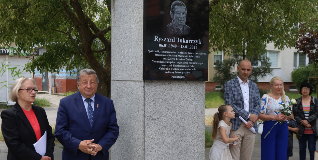 Odsłonięto tablicę upamiętniającą samorządowca, działacza, społecznika Ryszarda Tokarczyka