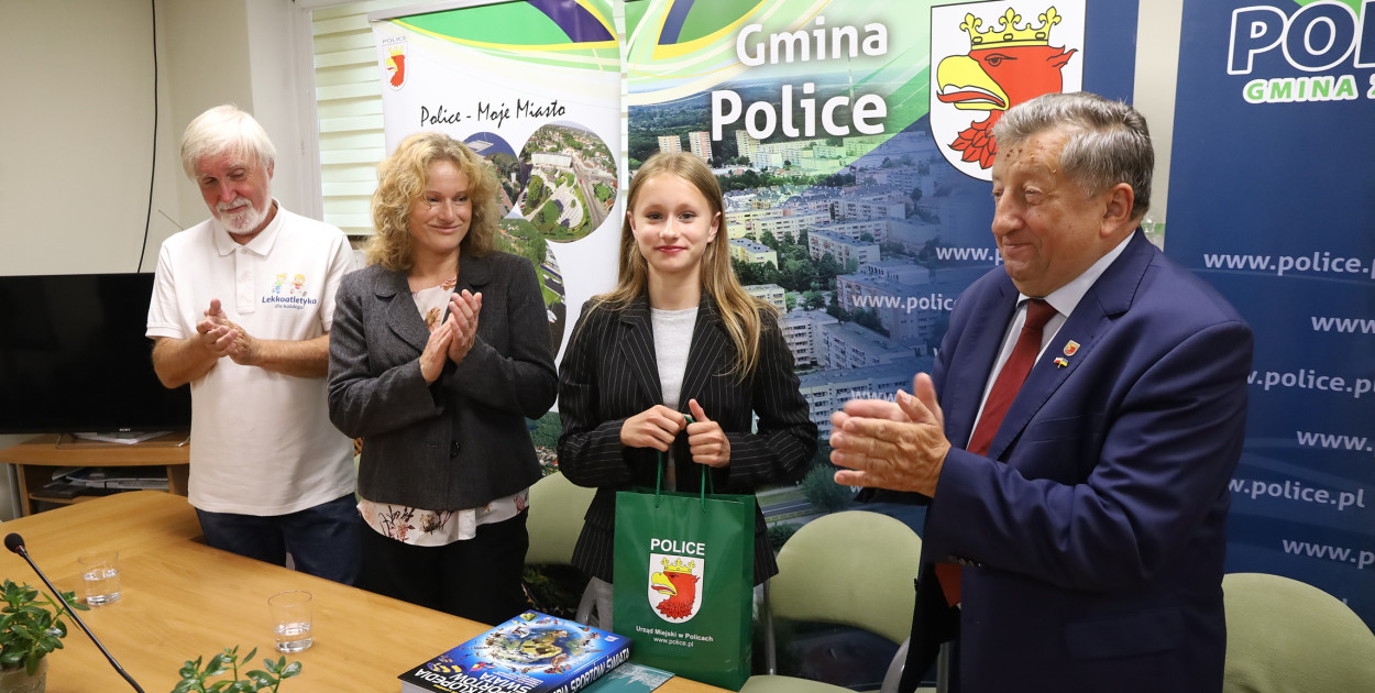 Na zdjęciu od lewej: trener Ryszard Kamiński, Anna Goliszewska, Helena Goliszewska i burmistrz Polic Władysław Diakun