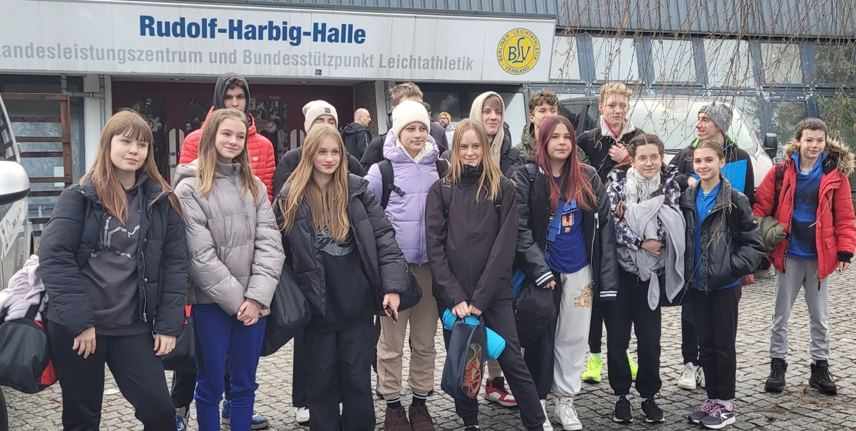 Wspólne zdjęcie zawodników UKL Ósemka Police oraz UKS OSoT Szczecin w Berlinie.