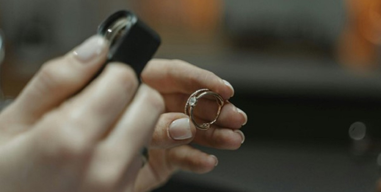 Co zrobić ze starym złotem? Czy opłaca się oddawać je do skupu?