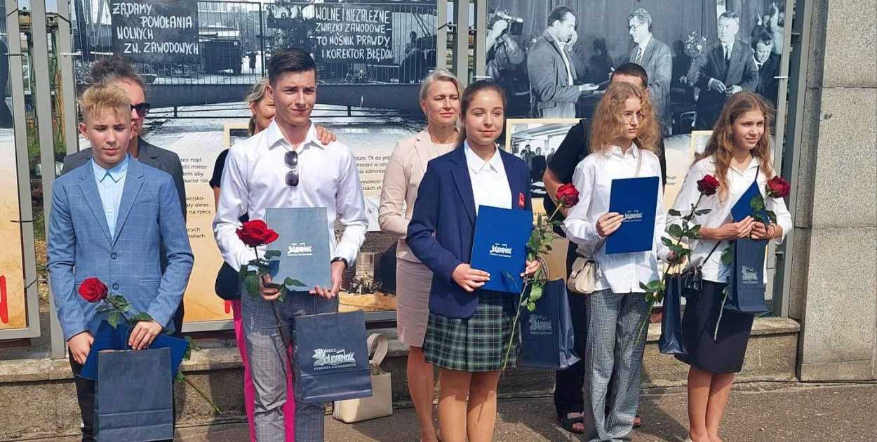 Pierwszy z lewej uczeń Białej Mateusz Rydzewski