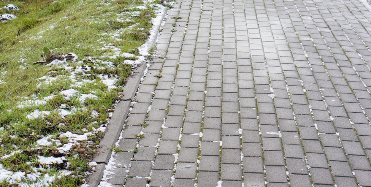 Zima a kostka brukowa – jak dbać o nawierzchnię przy ujemnych temperaturach