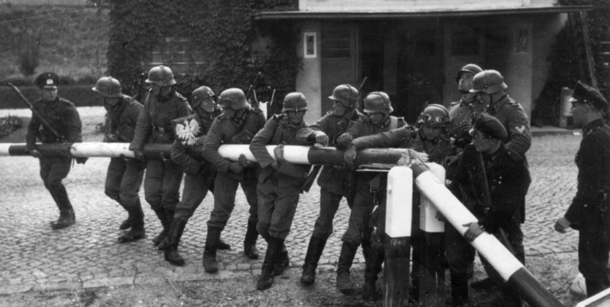 1 września 1939 roku, Niemcy wkraczają do Polski (propagandowe zdjęcie pozowane). Fot. Hans Sönnke