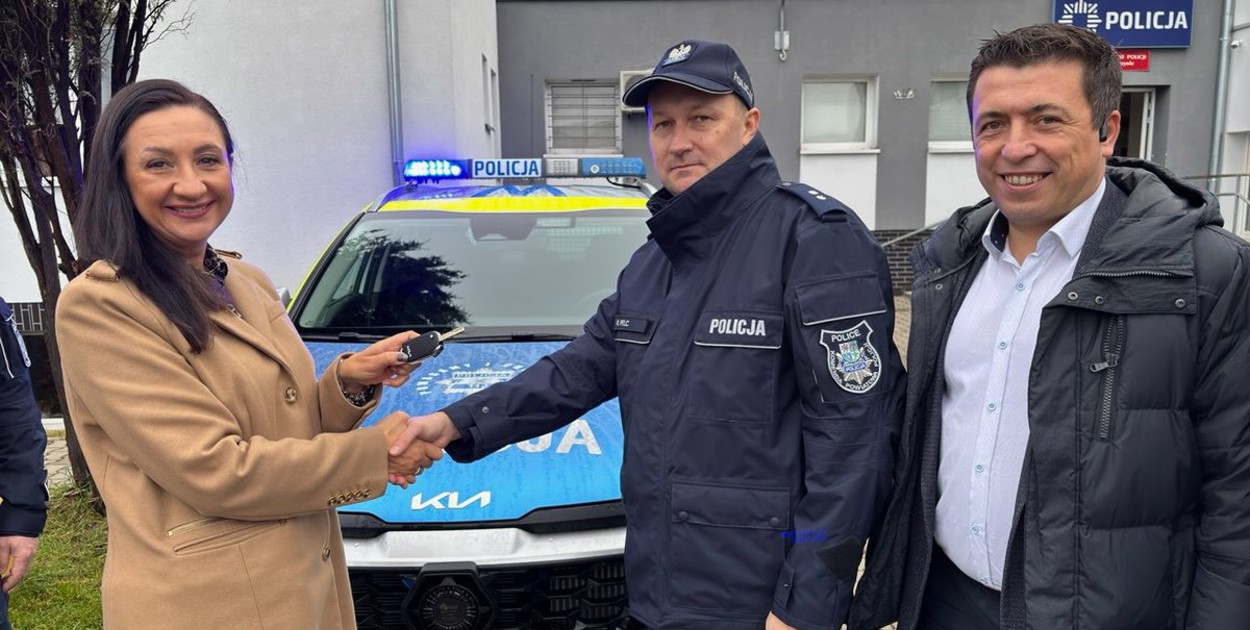 Kluczyki komendantowi Komisariatu Policji w Mierzynie podkom. Markowi Pelcowi przekazali wójt gminy Dobra Magdalena Zagrodzka oraz zastępca wójta Paweł Malinowski