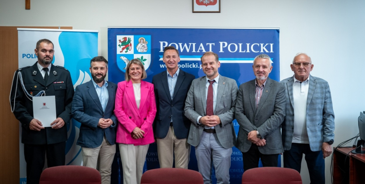 na zdjęciu reprezentacja gminy Police wraz marszałkiem województwa