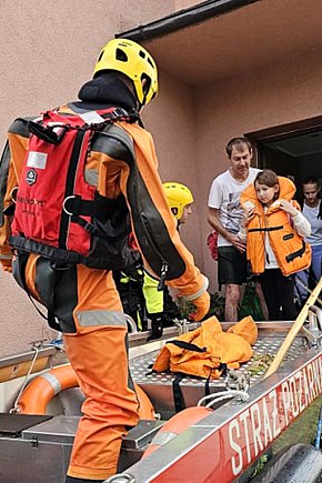 Strażacy z Polic, Tanowa i Trzebieży ewakuują ludzi, usuwają skutki powodzi-2368