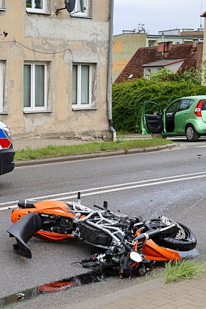 Zderzenie motocyklisty z osobówką na ul. Kościuszki w Policach-2729