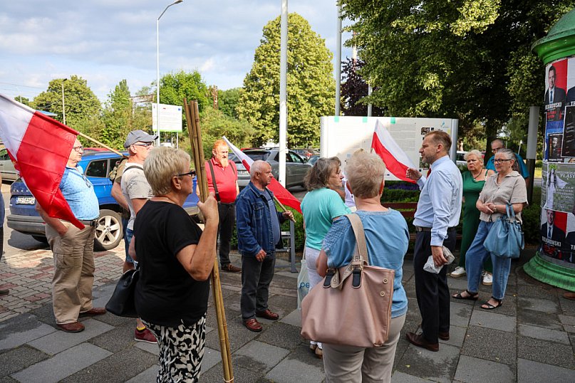 Protest przed urzędem w Policach