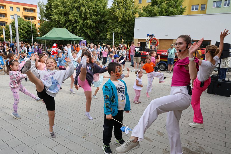 Kolorowe powitanie wakacji w Policach! Festyn, uśmiechy i pomoc dla Adasia