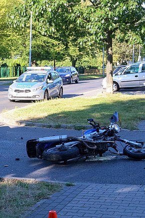 Zderzenie motocykla z osobówką na ul. Piaskowej w Policach-2829