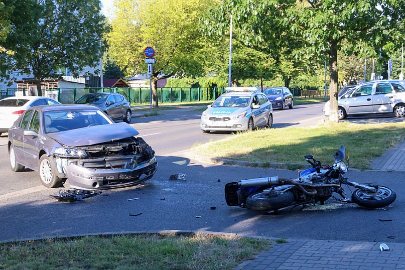 Zderzenie motocykla z osobówką na ul. Piaskowej w Policach