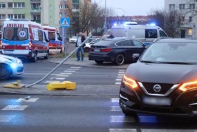 Zderzenie aut na skrzyżowaniu Bankowej i Grzybowej w Policach-8041