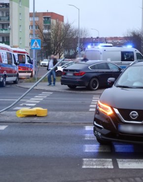 Zderzenie aut na skrzyżowaniu Bankowej i Grzybowej w Policach-8041