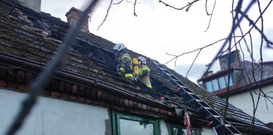 Pożar na poddaszu budynku jednorodzinnego w Trzebieży-8082