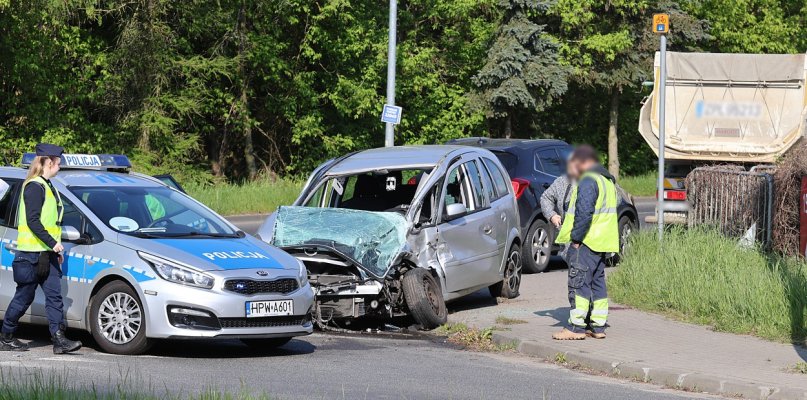 Zderzenie osobówki z samochodem ciężarowym w Pilchowie [foto] - 12758