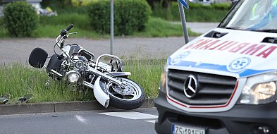 Na ul. Piłsudskiego motocyklista uderzył w znak drogowy-12869