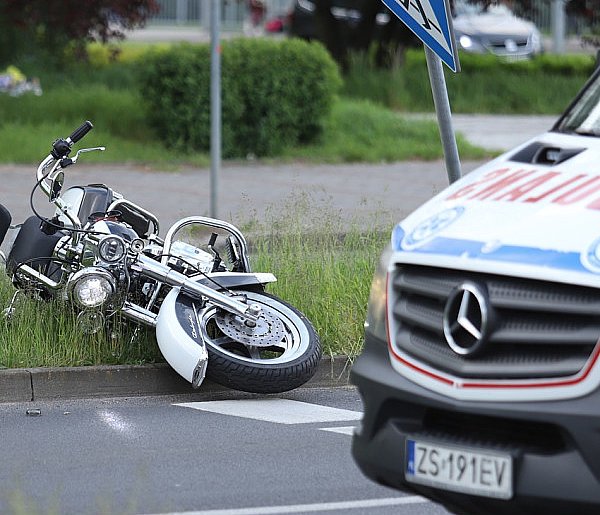 Na ul. Piłsudskiego motocyklista uderzył w znak drogowy-12869