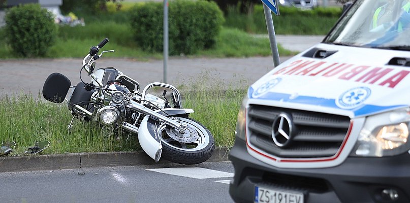Na ul. Piłsudskiego motocyklista uderzył w znak drogowy - 12869