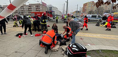 Szczecin. Prokuratura: zmarła jedna z osób pokrzywdzonych w wypadku na pl. Rodła-13236