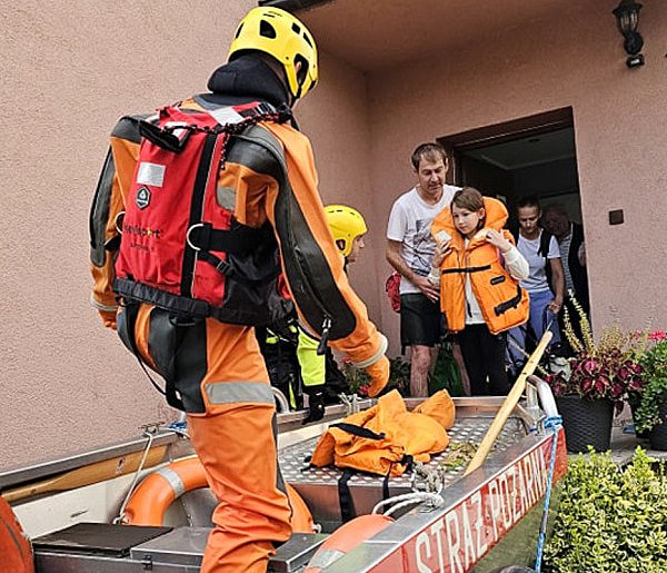 Strażacy z Polic, Tanowa i Trzebieży ewakuują ludzi, usuwają skutki powodzi [foto]-14785