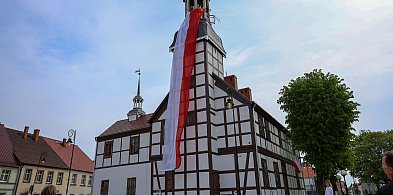 Nowe Warpno. 32-metrowa flaga zawisła na ratuszu [foto]-17792