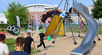 Uczniowie SP 3 w Policach mają nowy plac zabaw i siłownię plenerową [foto]-18187