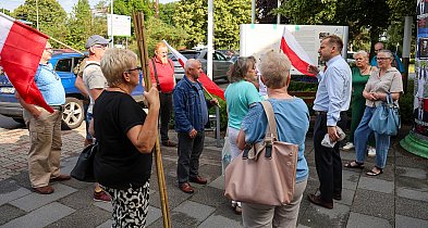 Protest przed urzędem w Policach. Chodzi o relokację migrantów [foto/wideo]-18451