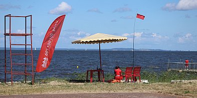 Czerwona flaga na plaży w Trzebieży - sinice-18745