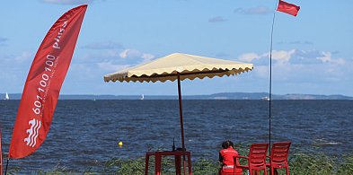 Czerwona flaga na plaży w Trzebieży - sinice-19106