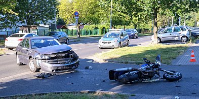 Zderzenie motocykla z osobówką na ul. Piaskowej w Policach-19115