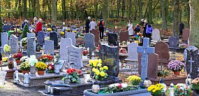Police. Ostatnie porządki, przyozdabianie grobów [foto]