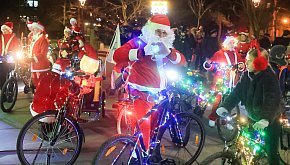 Police - kolorowy przejazd Mikołajów na rowerach