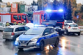 Zderzenie dwóch aut na skrzyżowaniu w Policach-2954