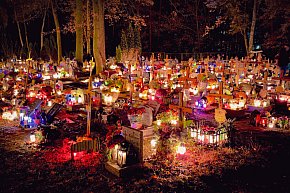 Cmentarz po zmroku skłania do zadumy i refleksji-2960