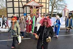 Kolędnicy w Niekłończycy. Dawna tradycja wraca-3079