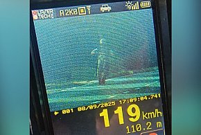 Motocyklista pędził 119 km/h w terenie zabudowanym. Nie miał prawa jazdy!-19422