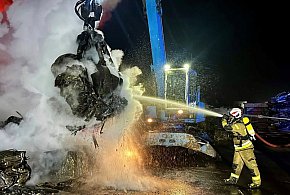 Trwa dogaszanie nocnego pożaru złomowiska samochodów w Stobnie-20525