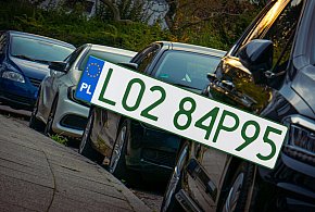 Tablice z zielonymi napisami na kolejnych autach. Nie chodzi o "elektryki"-20810