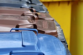 Fioletowe worki na odpady. Oto, co powinno tam trafiać-21094