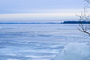 Policja z Polic sprawdza zamarznięte zbiorniki wodne i apeluje o ostrożność